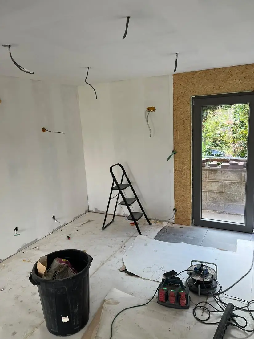 Chantier de rénovation avec gaines et boîtiers d'encastrement