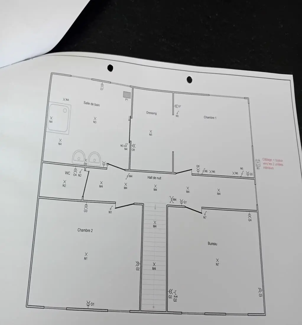 Plan d'implantation électrique d'un étage avec prises, points lumineux et interrupteurs